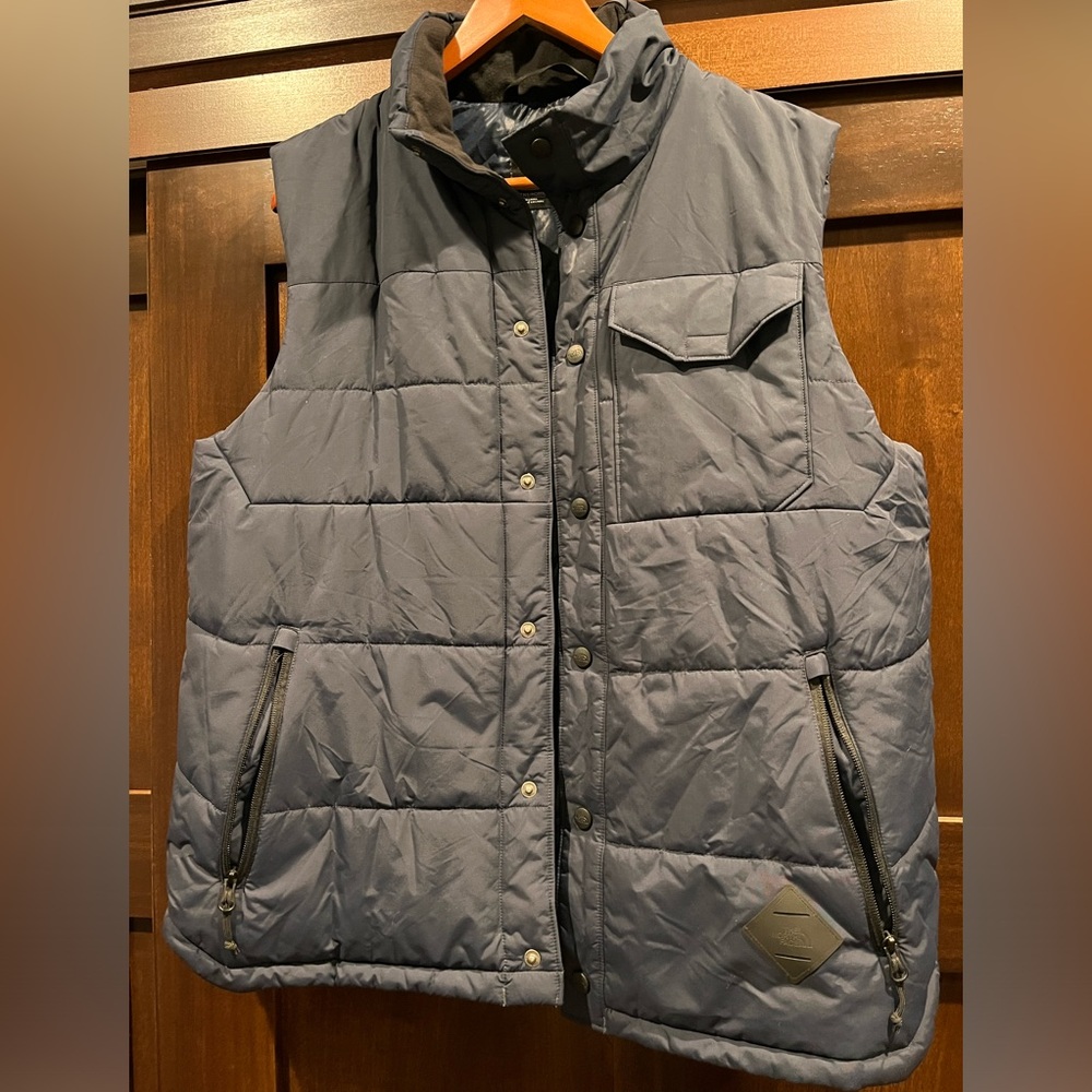 Like new! Men’s L North Face puffer vest